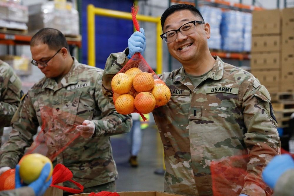US National Guard Assist at California Food Pantry